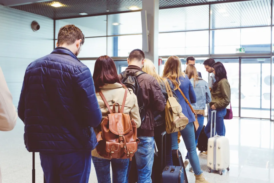 american-airlines-boarding-gate-lice